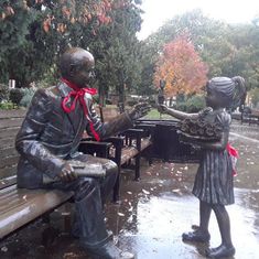 Picture of statue at Esther Short park with Red Ribbons